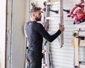 Pro-Organizer-Organizing-a-Garage