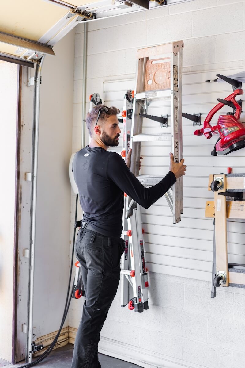 Pro-Organizer-Organizing-a-Garage
