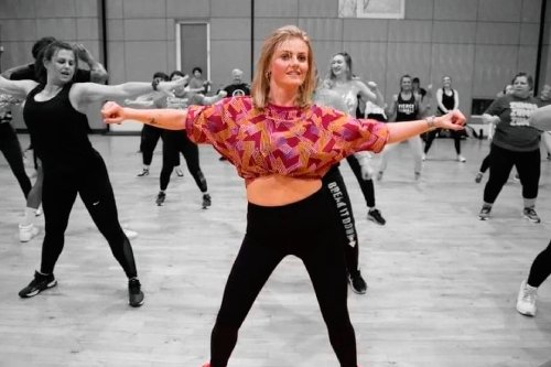 male-and-female-students-at-performing-arts-school-rehearsing-ballet-in-dance-studio-using-barre-768×512-4