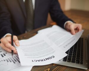 business-advisor-working-with-documentation_1098-15366-1