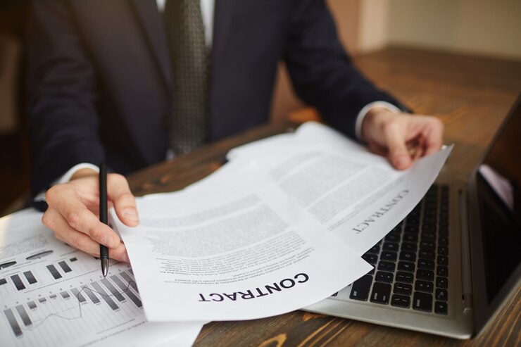 business-advisor-working-with-documentation_1098-15366-1